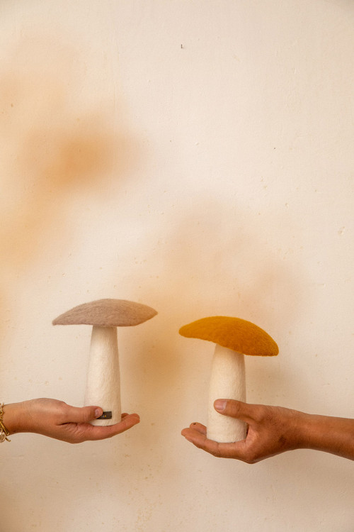 Duo de champignons en laine feutrée pour décorer la maison