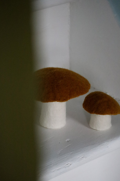 deux champignons ocres en feutre pour une décoration poétique