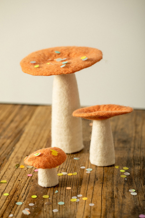 trio de champignons roses en laine bouillie apporte une note de poésie dans sa décoration trio de champignons roses en laine bouillie apporte une note de poésie dans sa décoration