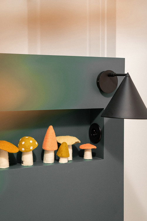 enfilade de champignons en feutre sur la tête d'un lit pour colorer son intérieur