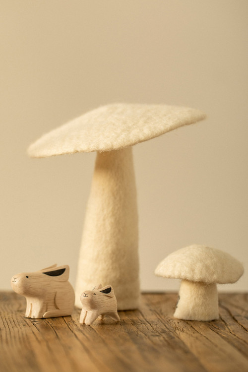 grand champignon blanc en feutre pour une décoration naturelle et épurée