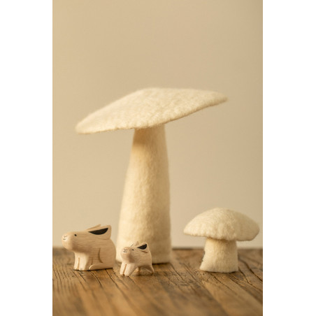 grand champignon blanc en feutre pour une décoration naturelle et épurée