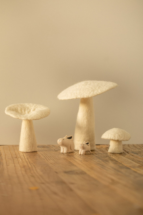Trio weißer Pilze aus gefilzter Wolle, um Poesie in sein Wohnzimmer zu bringen