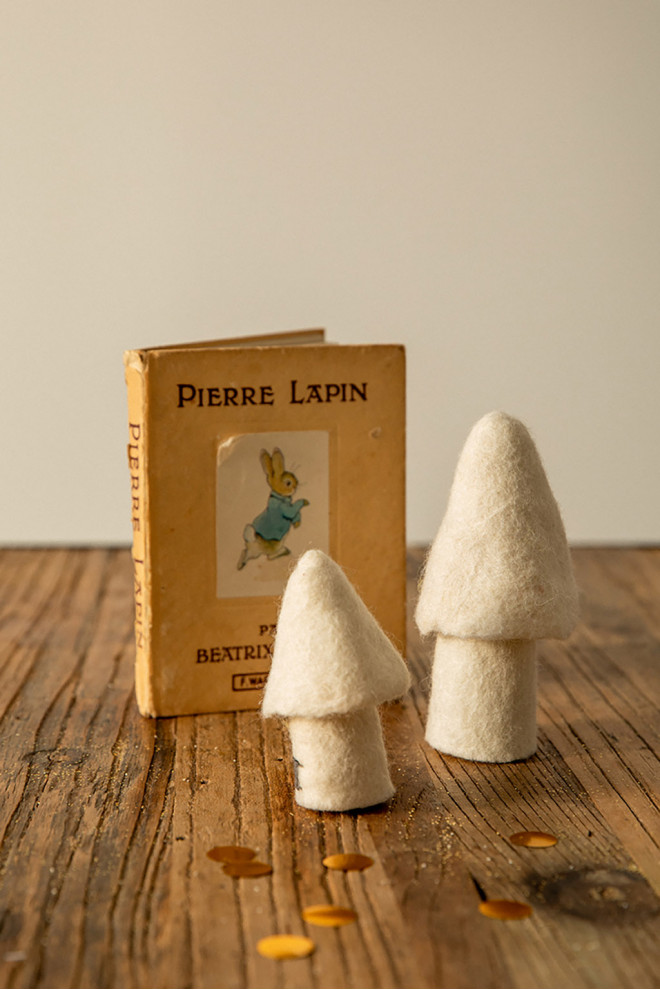 2 pink morels in feure accompany a flower for a poetic decoration