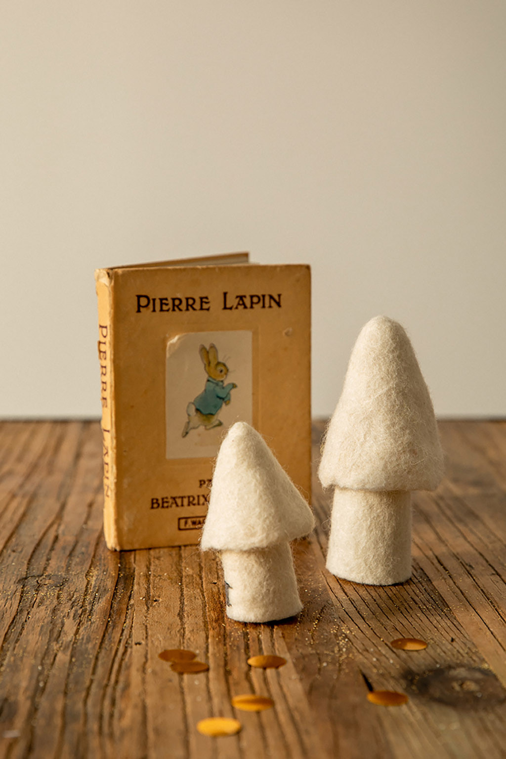 two morels in felt on a table for a simple and natural decoration