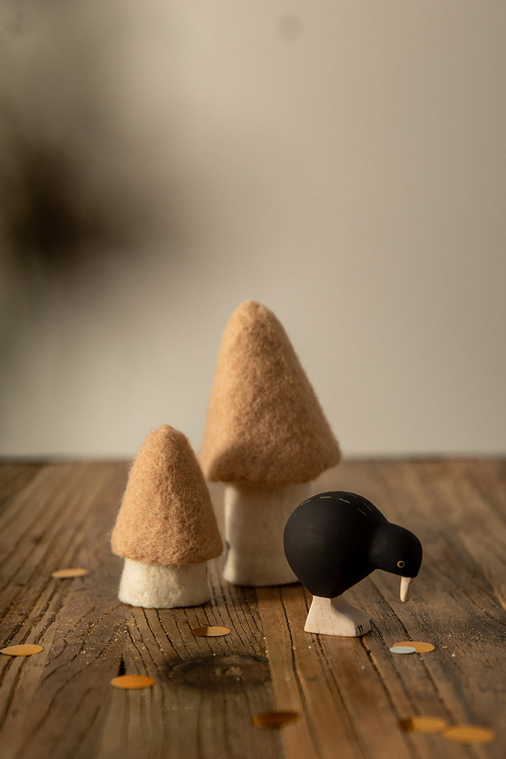 deux morilles en laine bouillie accompagne un objet décoratif en bois