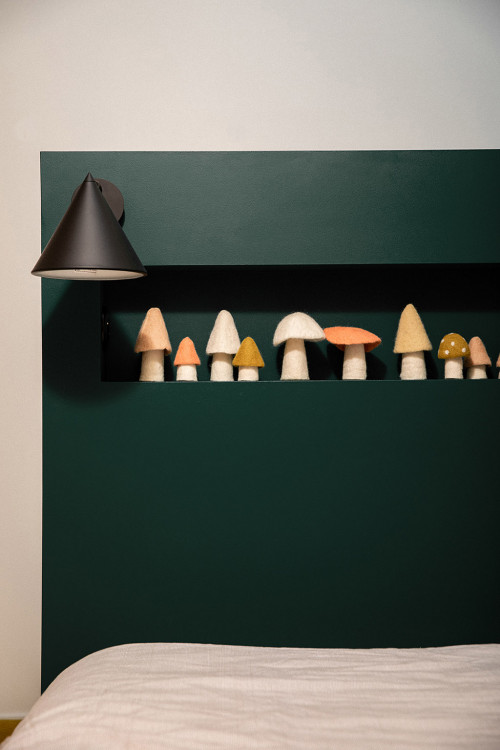 des champignons en feutre naturel apportent de la couleur à une tête de lit