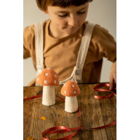 s'amuser avec des champignons en feutre roses à petits pois