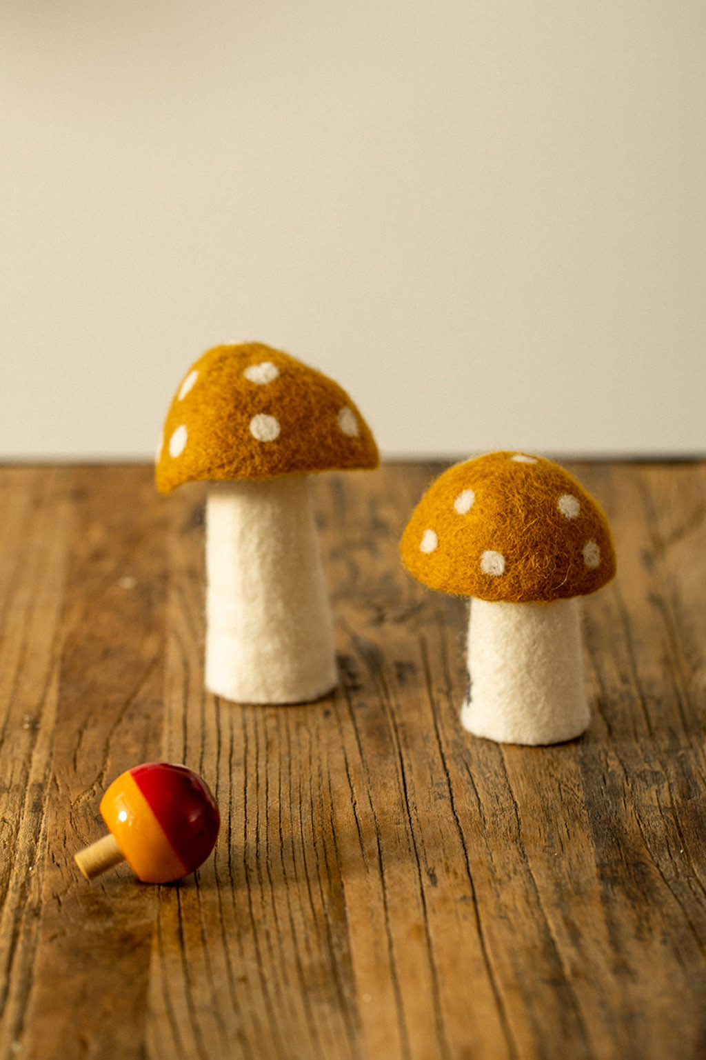 duo de champignons à pois fabriqués en laine bouillie artisanalement