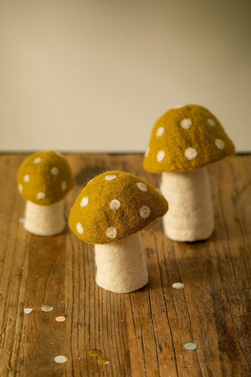 trio de champignons à pois en laine feutrée à placer dans toute la maison pour une décoration douce et poétique trio de champignons à pois en laine feutrée à placer dans toute la maison pour une décoration douce et poétique