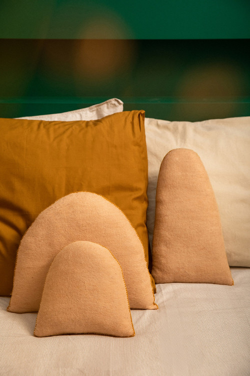 Les 3 dimensions du coussin himal s'associent pour une décoration élégante Les 3 dimensions du coussin himal s'associent pour une décoration élégante