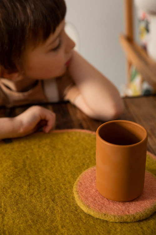 Set de table en feutre et tasse en céramique pour une décoration authentique Set de table en feutre et tasse en céramique pour une décoration authentique