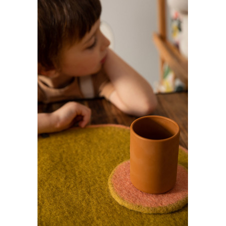 Felt placemat and ceramic cup for an authentic decoration