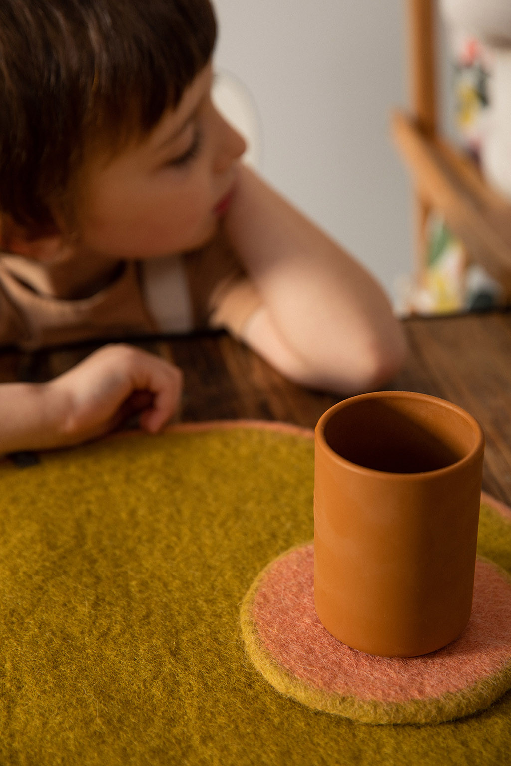 Set de table en feutre et tasse en céramique pour une décoration authentique
