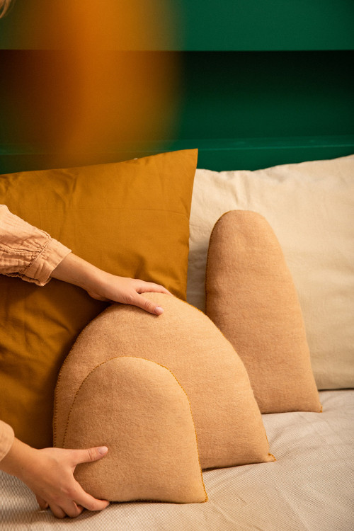 Coussins déposés pour agrémenter une assise Coussins déposés pour agrémenter une assise
