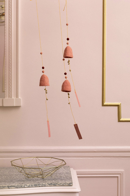 three felt bells swing in the living room and create a soft and colorful atmosphere