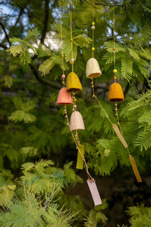 de la couleur apportée par ces cloches en laine feutrée artisanalement de la couleur apportée par ces cloches en laine feutrée artisanalement