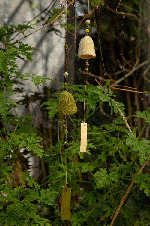 deux cloches fabriquées artisanalement apporte une touche poétique à son intérieur deux cloches fabriquées artisanalement apporte une touche poétique à son intérieur