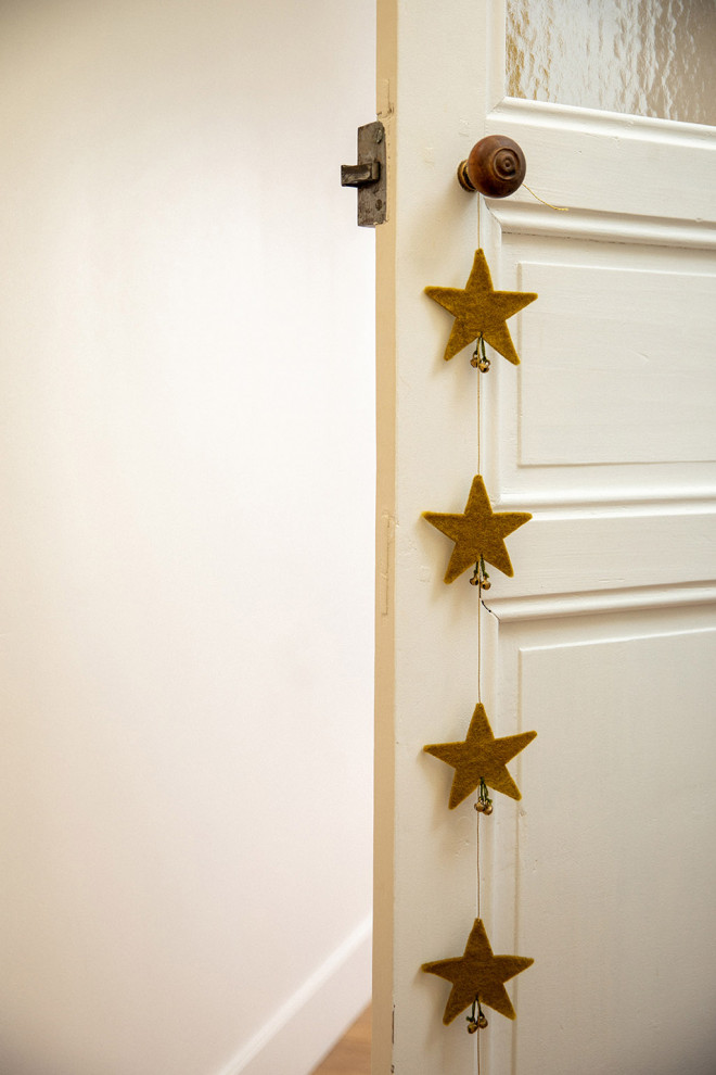 small felt stars form a garland for an elegant touch