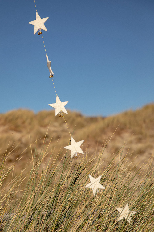 une guirlande d'étoiles blanches en laine comme objet de décoration élégant et poétique
