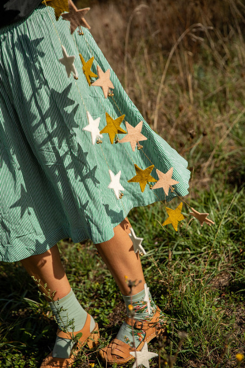 small felt stars form a garland for an elegant touch small felt stars form a garland for an elegant touch