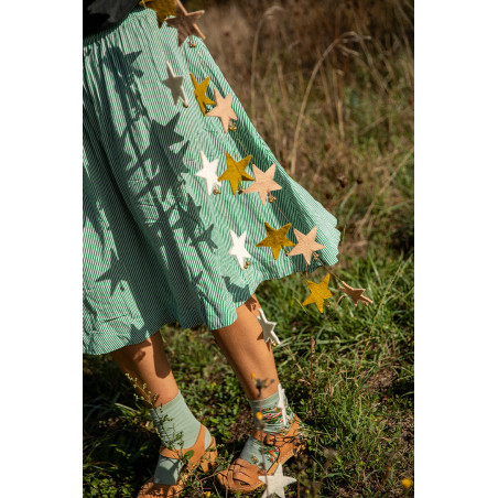 small felt stars form a garland for an elegant touch