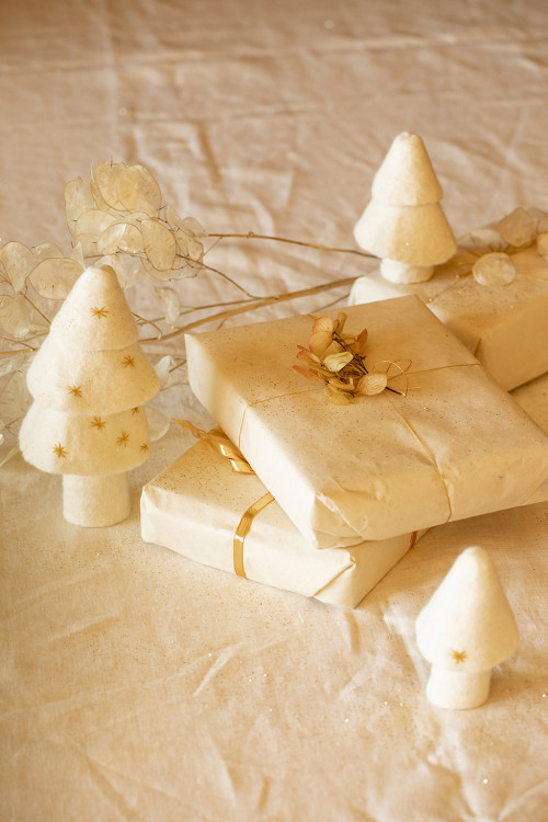 trio de sapins blancs en feutre pour une décoration chaleureuse et festive