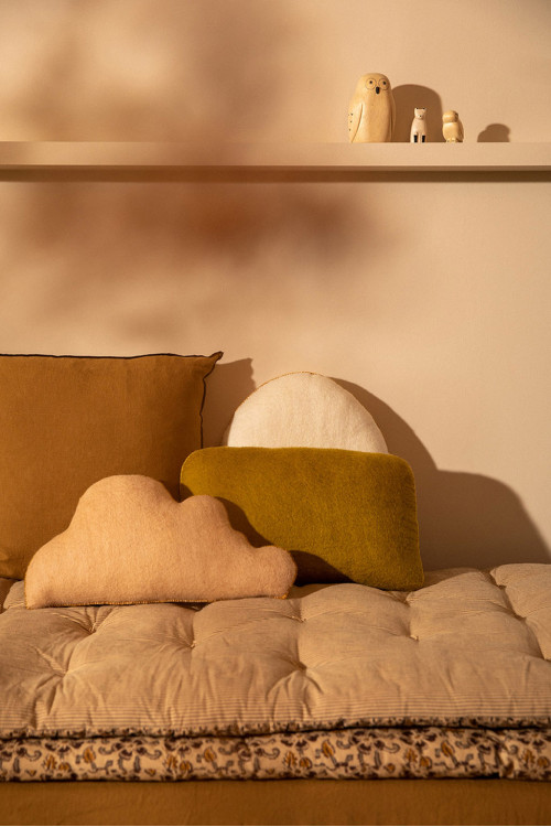 Des coussins de différentes formes pour un coin cosy sur des matelas Des coussins de différentes formes pour un coin cosy sur des matelas