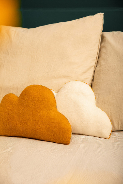 Des coussins nuage en laine feutrée pour une décoration poétique