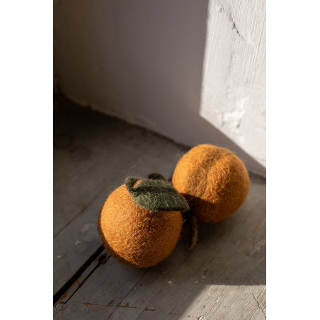 deux abricots en feutre naturel fabriqués artisanalement