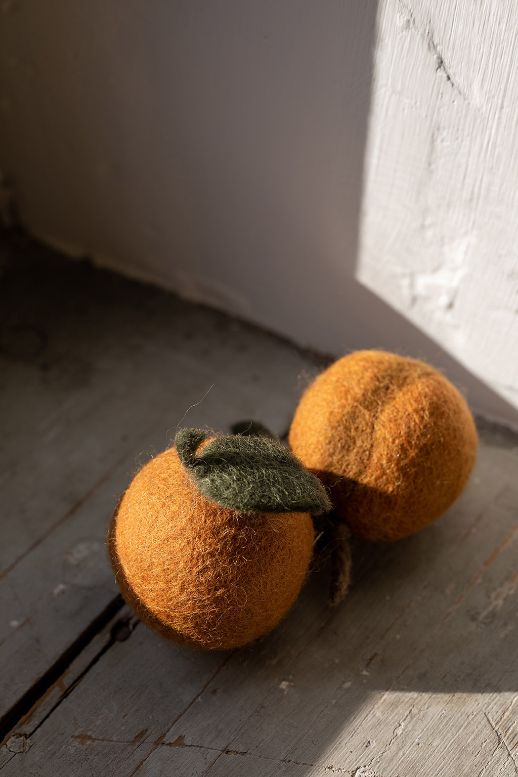 deux abricots en feutre naturel fabriqués artisanalement