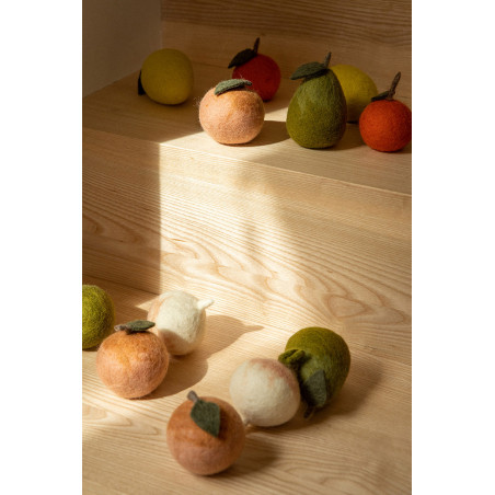 des fruits et légumes en feutre décorent un intérieur