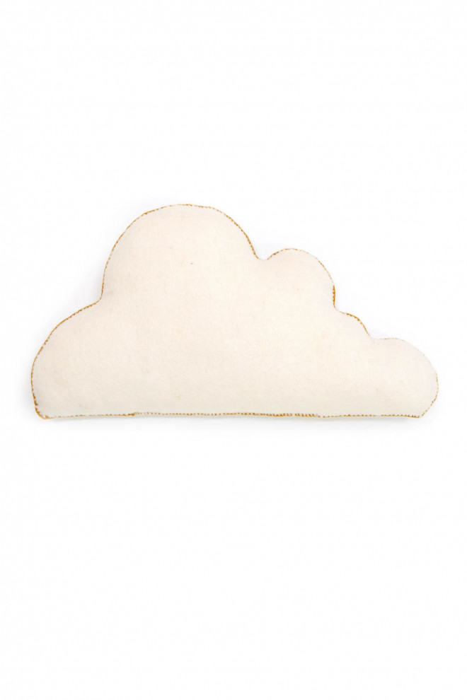 Coussins nuage naturel et or posés sur un canapé
