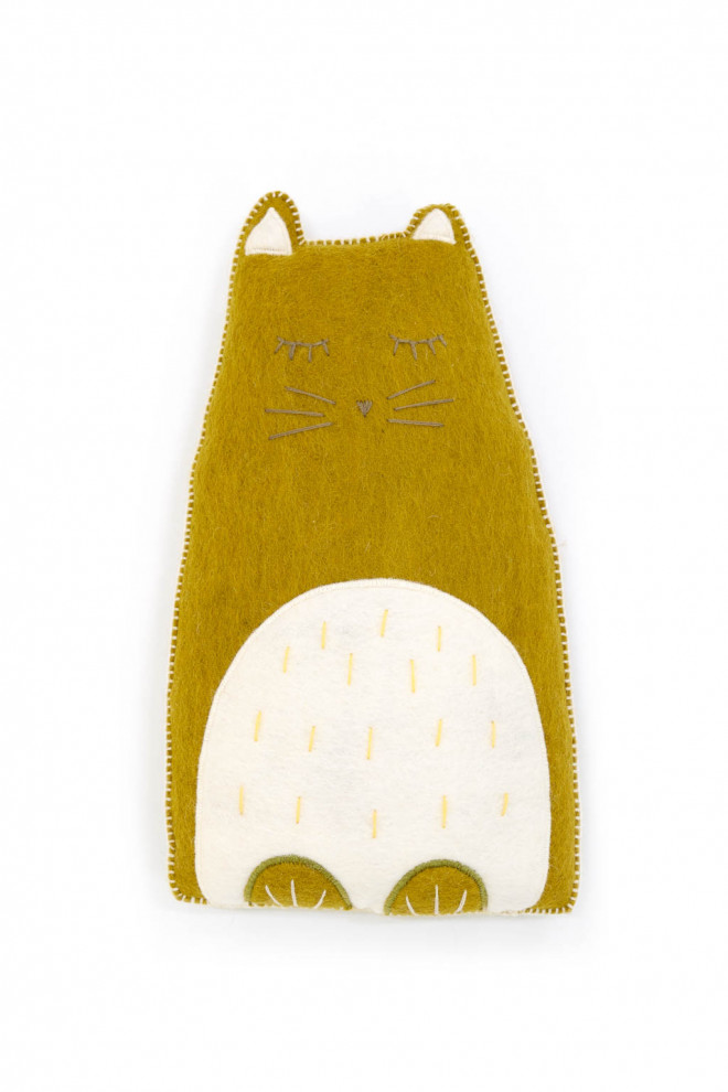 Un coussin chat rose posé sur un tapis en feutre