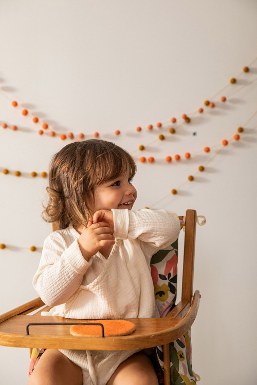 des guirlandes à pompons colorées pour créer une décoration chaleureuse des guirlandes à pompons colorées pour créer une décoration chaleureuse