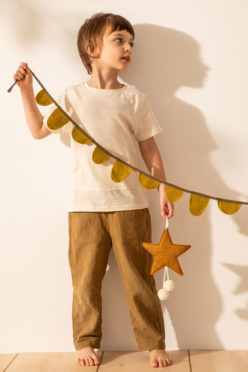a felt garland and a woolen star with pompons to decorate a child's room