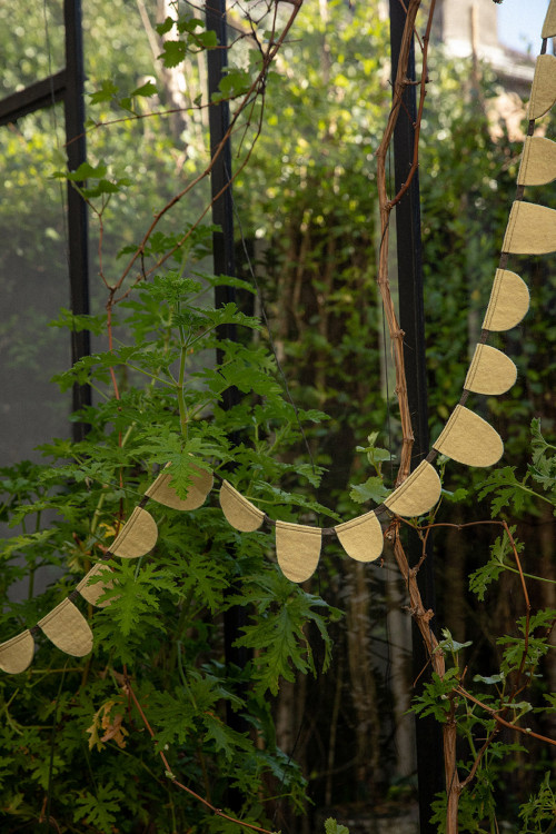 une guirlande à drapeaux ronds fabriqués artisanalement crée une ambiance douce et festive