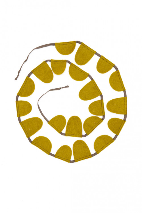 round flags garland pistachio in felt