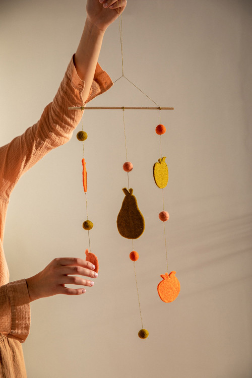 un mobile en feutre fabriqué artisanalement comme objet de décoration ludique et joyeux un mobile en feutre fabriqué artisanalement comme objet de décoration ludique et joyeux
