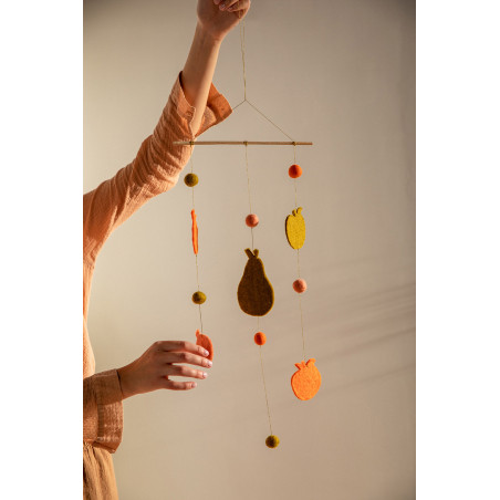 un mobile en feutre fabriqué artisanalement comme objet de décoration ludique et joyeux