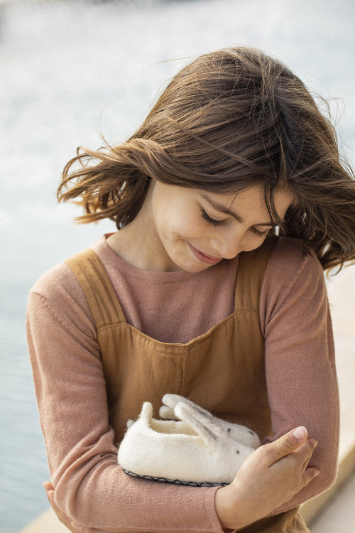 des chaussons enfant en forme de lapins pour apporter douceur et poésie