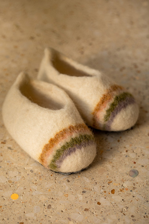 Une paire de chaussons artisanaux en feutre pour enfant