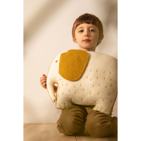 Un enfant et son coussin éléphant feutré