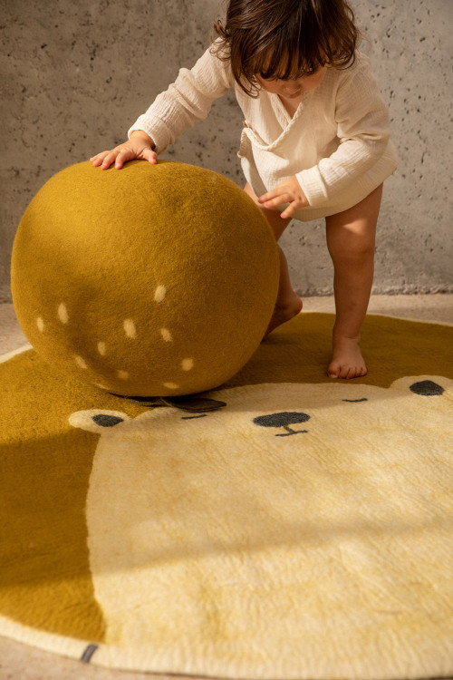 Atmosphère ludique avec le pouf pomme et un tapis en feutre