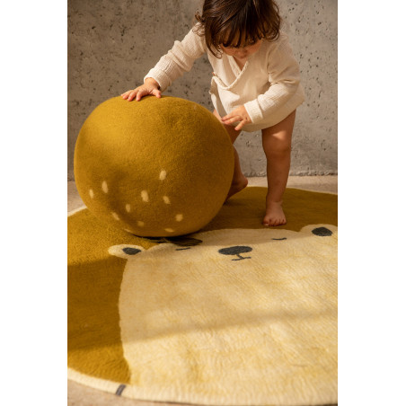 Playful atmosphere with the apple pouffe and a felt rug