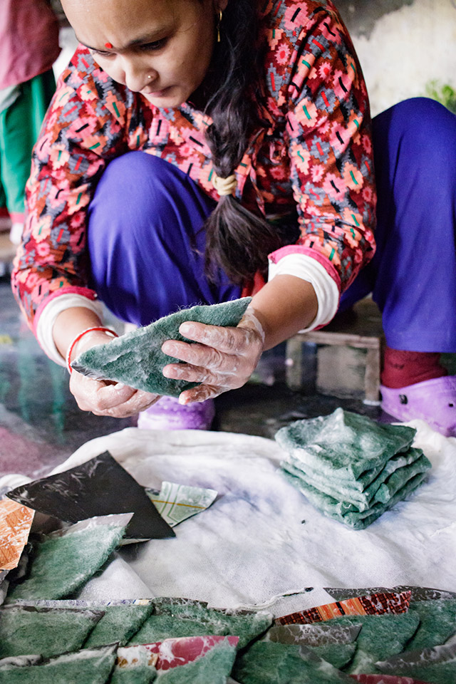 Une artisane népalaise en train de travailler la laine avec de l'eau et du savon