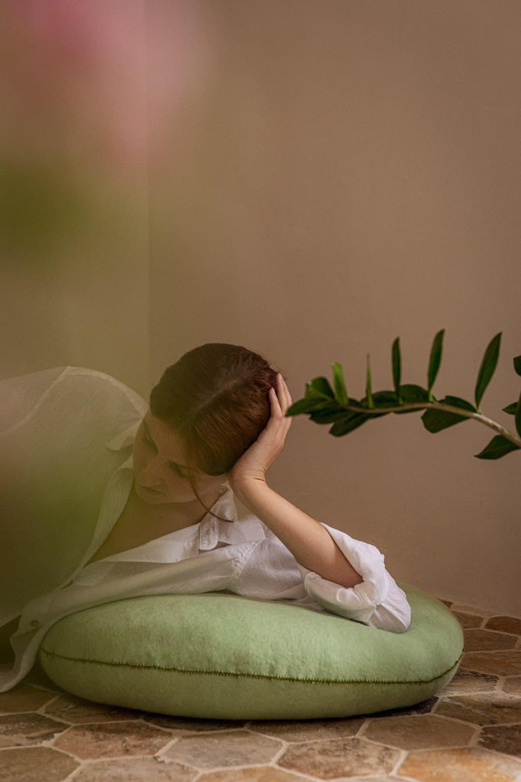 Femme méditant sur un coussin de méditation rond en feutre