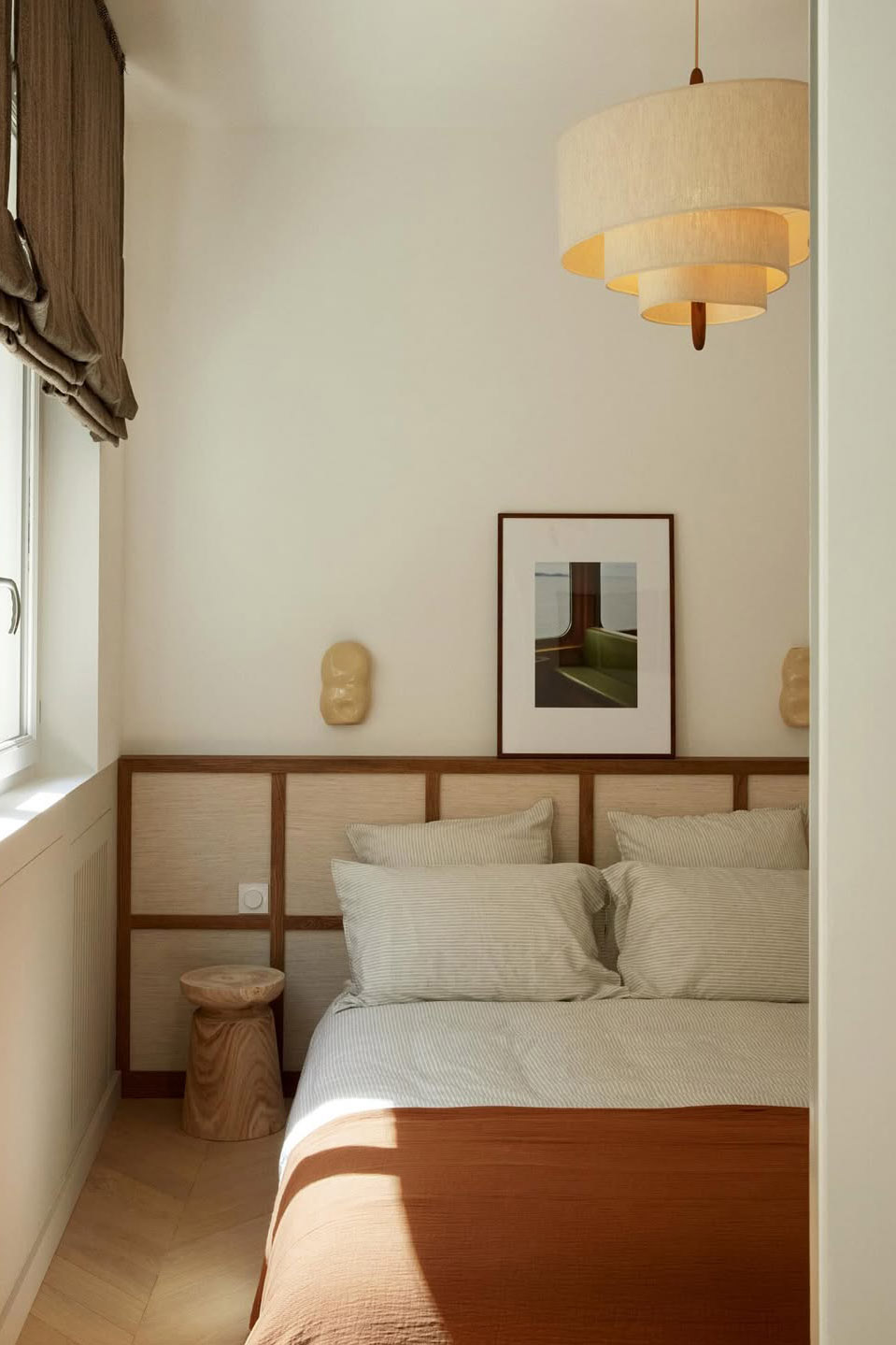 Chambre décorée dans le tons neutres