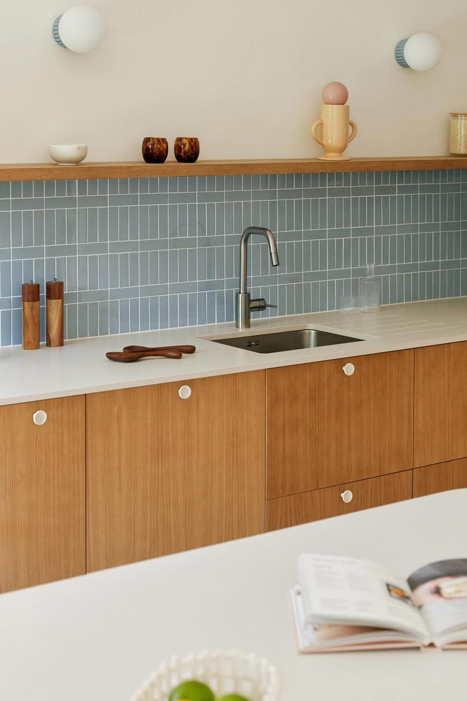 Cuisine avec du carrelage bleu pour une atmosphère apaisante