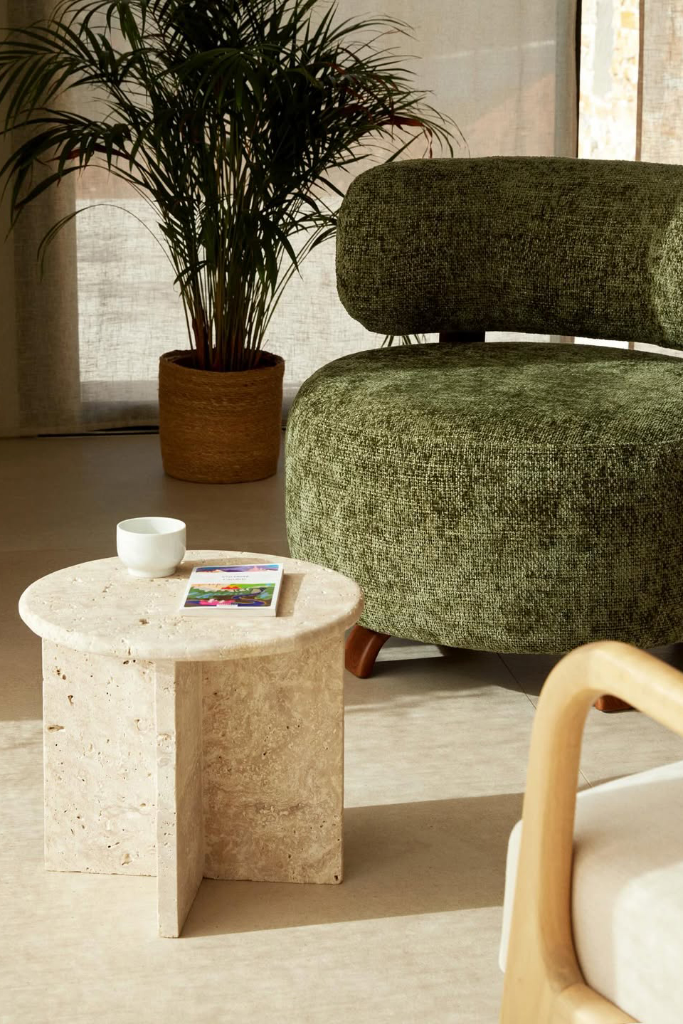 Table en marbre et fauteuil vert kaki